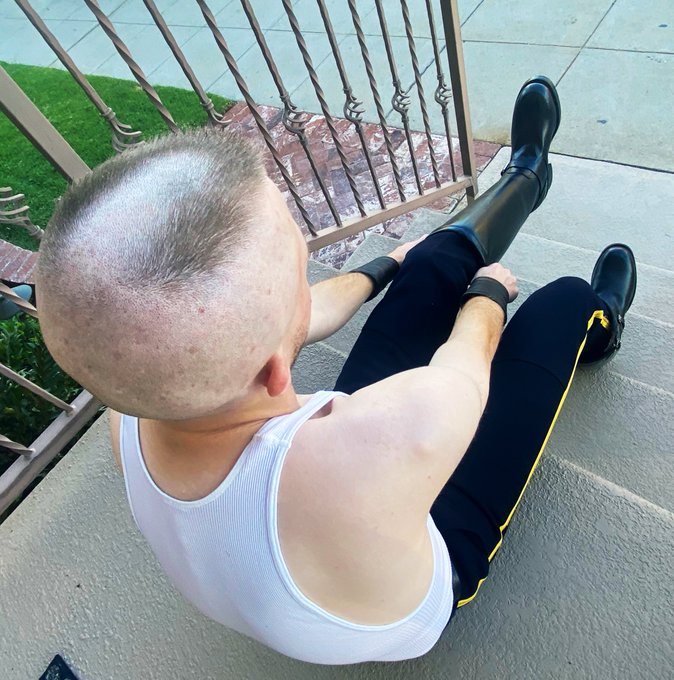 If you sport a &lsquo;Shoe, then you are a Stud!   See this booted pig? He&rsquo;s a member of The Stud Club! #horseshoeflattop<a href="/tag/flattop"class="tags"><span>#flattop</span></a><a href="/tag/horseshoeflattop"class="tags"><span>#horseshoeflattop</span></a>