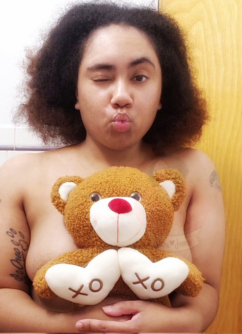 Happy Valentines Day from Me &amp; Teddy 🧸🧸🧸🧸🧸🧸🧸🧸 https://t.co/8iYcQkAaP9<a href="/tag/slowlyhealing"class="tags"><span>#slowlyhealing</span></a>