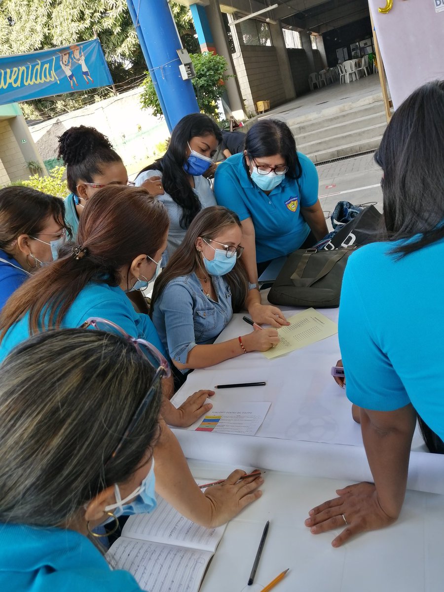 karizaperez's tweet photo. La I.E.D. María Cano con la camiseta puesta para jugarla toda este 2022. #DiaE comprometidos con el fortalecimiento de los aprendizajes de nuestros niños 💪 https://t.co/02FPi3gopO