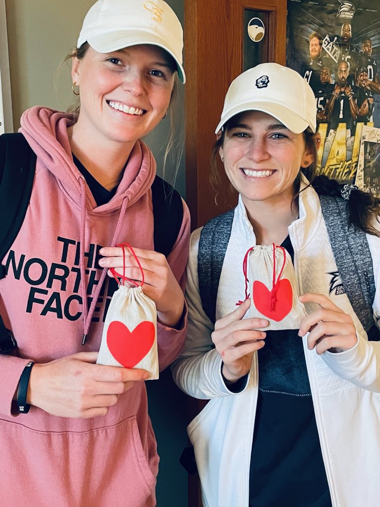Pretty smiles from my GSU Women’s Golf Galentines. 🥰💙😊 <a href="/abbyenewton15/">Abby Newton Andress</a> <a href="/khdawg21/">Kaysie Harrelson</a> <a href="/embells_/">Emma Bell</a> <a href="/GaSouthernWGolf/">GS Women's Golf</a> <a href="/GSAthletics/">Georgia Southern Athletics</a>