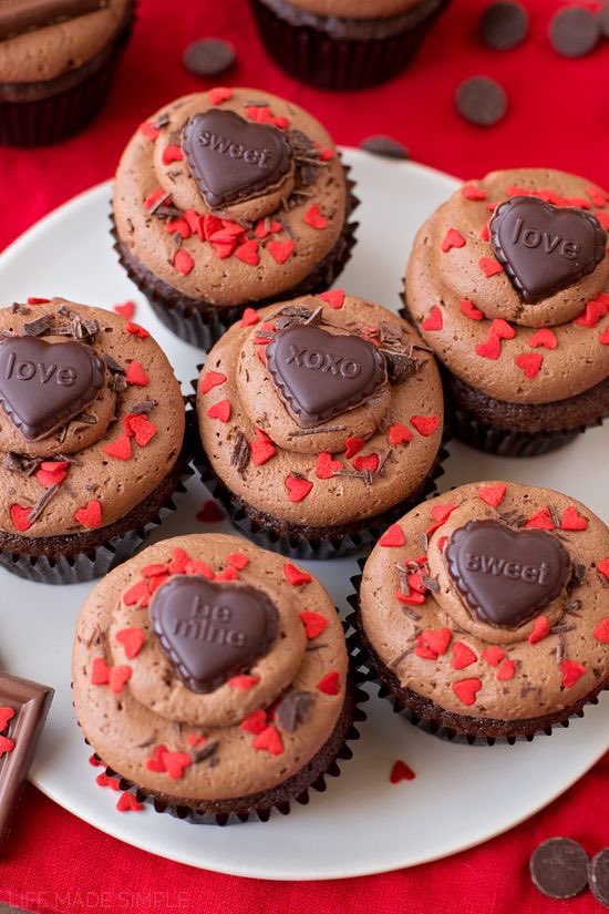 UtRevivesco's tweet photo. She made cupcakes for @IuvenaleSavage. https://t.co/U6kriJMbwa