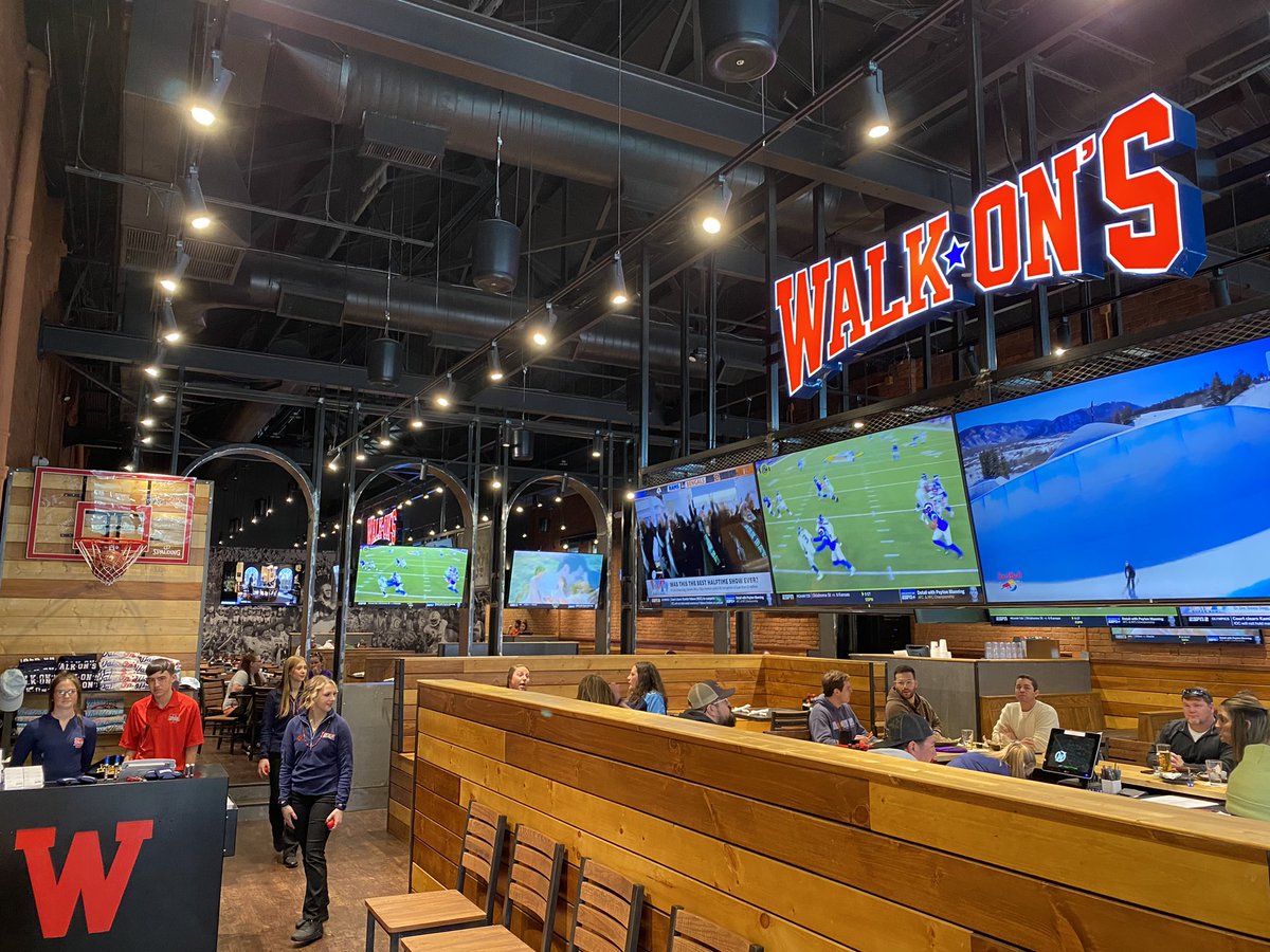 BLWalkOn's tweet photo. Opening day in downtown Chattanooga, Tn!  Pretty cool seeing a Historic building transformed into a @walk_ons #GameOn https://t.co/Nhu6SCDqxs