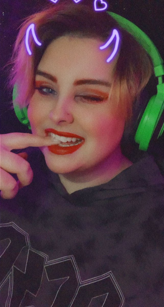 xLampLordx's tweet photo. Would you be my valentine? (I’m just really feeling myself in stream makeup) #ValentinesDay2022 #valentine https://t.co/DBHM6haM5y