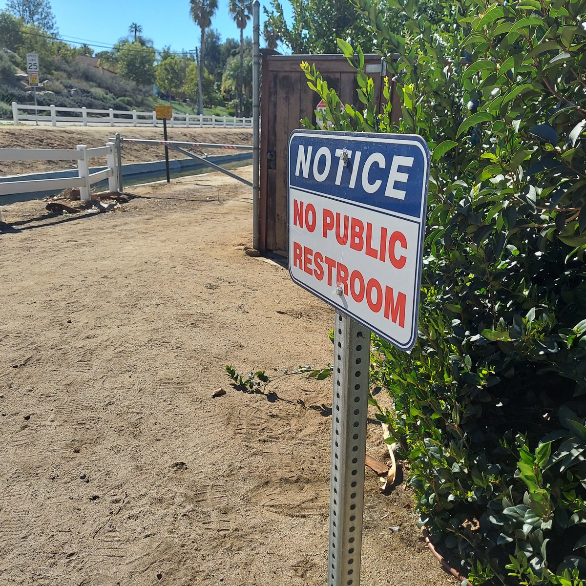 KiplingCarrie's tweet image. Seriously you need a sign for this on a canal
#nopublicrestroom