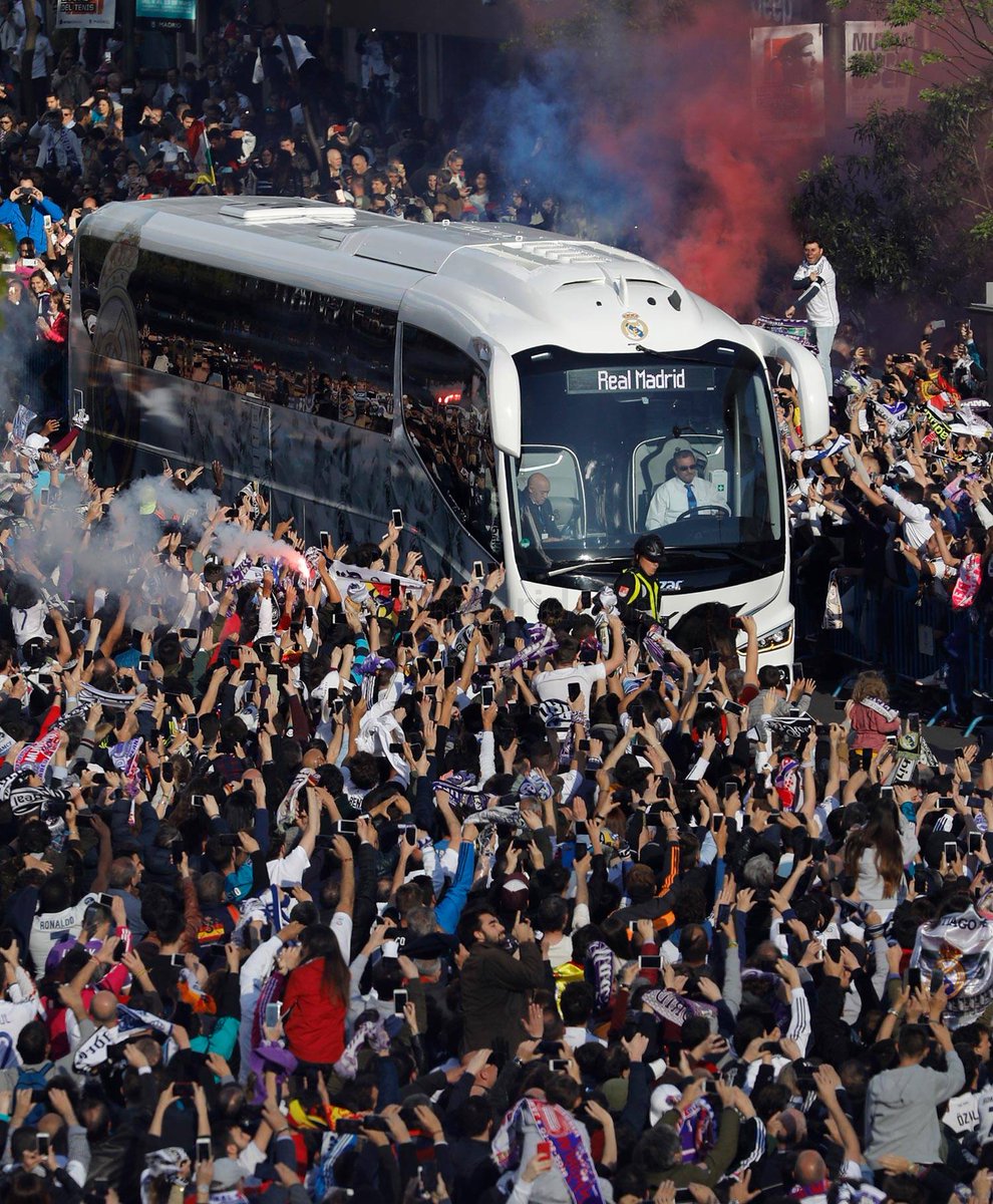 Una pasión, un sentimiento, un escudo no trates de entenderlo.

Hoy es día de champions, hoy juega el REAL MADRID. ♥️