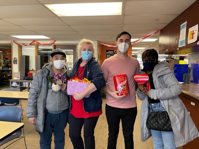 sghottawa's tweet photo. Our friends at Flower to the People donated flowers and the incredible members of the SEVA Group donated chocolates to make this a special Valentine's Day for everyone staying at Shepherds. We delivered them to almost 500 ppl in our shelter &amp; supportive housing residences! 💟🍫🌹 https://t.co/lOIMgFBbhB