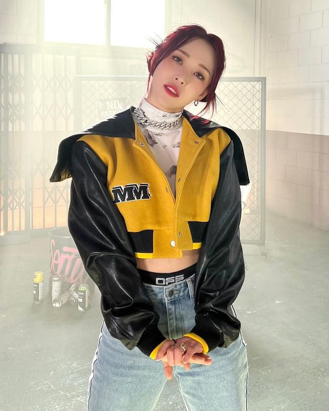 btsmoohourly's tweet photo. looking cute and sexy in their yellow jackets

#MOONBYUL #문별 @RBW_MAMAMOO 
#RM #남준 @BTS_twt https://t.co/hJsY71GA1Z