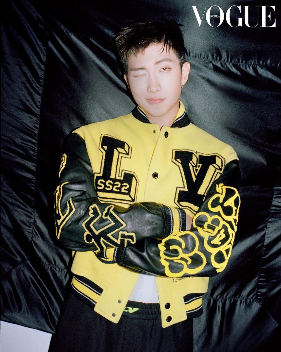 btsmoohourly's tweet photo. looking cute and sexy in their yellow jackets

#MOONBYUL #문별 @RBW_MAMAMOO 
#RM #남준 @BTS_twt https://t.co/hJsY71GA1Z
