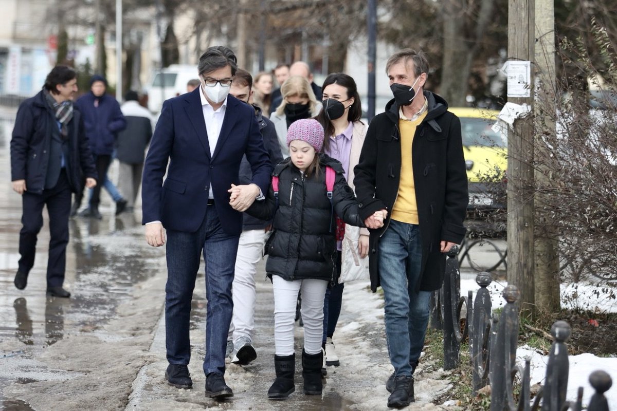 Una niña de 11 años con síndrome de down en Macedonia del Norte. Sufre bullying en su colegio. Incluso algunos padres se quejan de su presencia en el aula.

Y un día, el presidente del Gobierno de aquellos lugares decide llevarla al cole. Caminando que es gerundio.