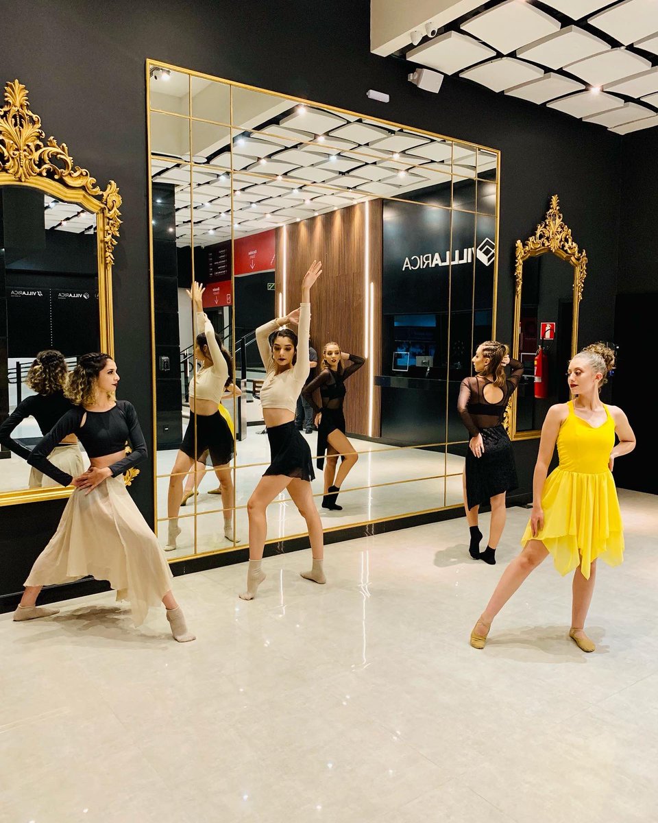 GrandClass1's tweet photo. Quando tem novidade, a gente vem aqui contar pra vcs !
Nesse FDS as bailarinas participaram do Onejazz, um evento voltado para o Jazz com seguintes colocações 
🥈 lugar @luluiza_Andrade 
🥉 lugar  @thaismeloc 
E com ótimas notas para tds elas! Parabéns meninas! https://t.co/dcF501PBao
