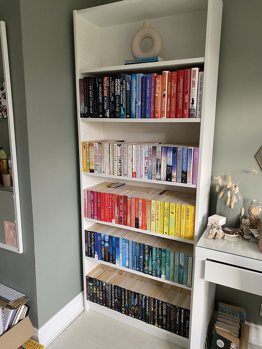 lauren_norman1's tweet image. OBSESSED with my new bookcase🌈 

#bookshelves #rainbowshelves #books 📚