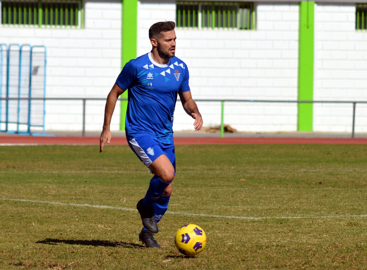 💙⚽️ ¡Le deseamos una muy pronta recuperación a nuestro <a href="/10_gallo/">Javier Gallo Padilla</a>! 

🚑 Por una lesión, tendrá que pasar un tiempo fuera de los terrenos de juego, pero seguirá apoyando al equipo desde la grada, como hizo ayer en Begíjar. 

¡Te esperamos muy pronto!

#JuntosSomosMasFuertes