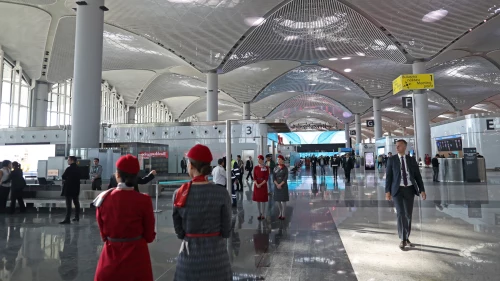 Bugün size yeni hava limanı içerisinden bazı kareleri göstereceğim. Bir de dünyadan bazı manzaraları. Önce bana olumsuz gelen ve kafa karıştırıcı bazı durumları geçmek istiyorum. Bunlar, yetkililerin o hava limanından verim alması için önemli kıstaslar. Maksadımız vurmak değil
⬇️