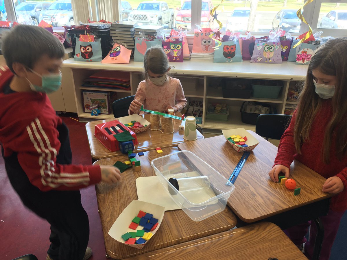 makeSTEAMfun's tweet image. #msdlearns 2nd grade working on ‘domino run contraptions.’ No wrong answers and lots of perseverance. #iteachsteam #Steam