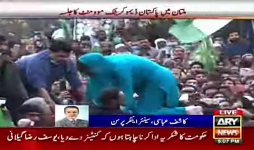 Maazjav38049421's tweet photo. #StopTargettingFirstLady
کہاں یہ گشتی رن مریم صفدر جو کئی فوجیوں اور کئی عربی شہزادوں سے ع غ کرواتی رھی اور کہاں وہ باپردہ اور حیاء دار عورت بشرہ بی بی جو سیاست میں بھی نہیں ھے لیکن بغضِ کپتان میں مریم اپنے غلام لفافوں کے زریعے بشرہ بی بی خاتون اول پر گند اچھال رھی ھے۔
@WailaHu https://t.co/166Gl5vD8m