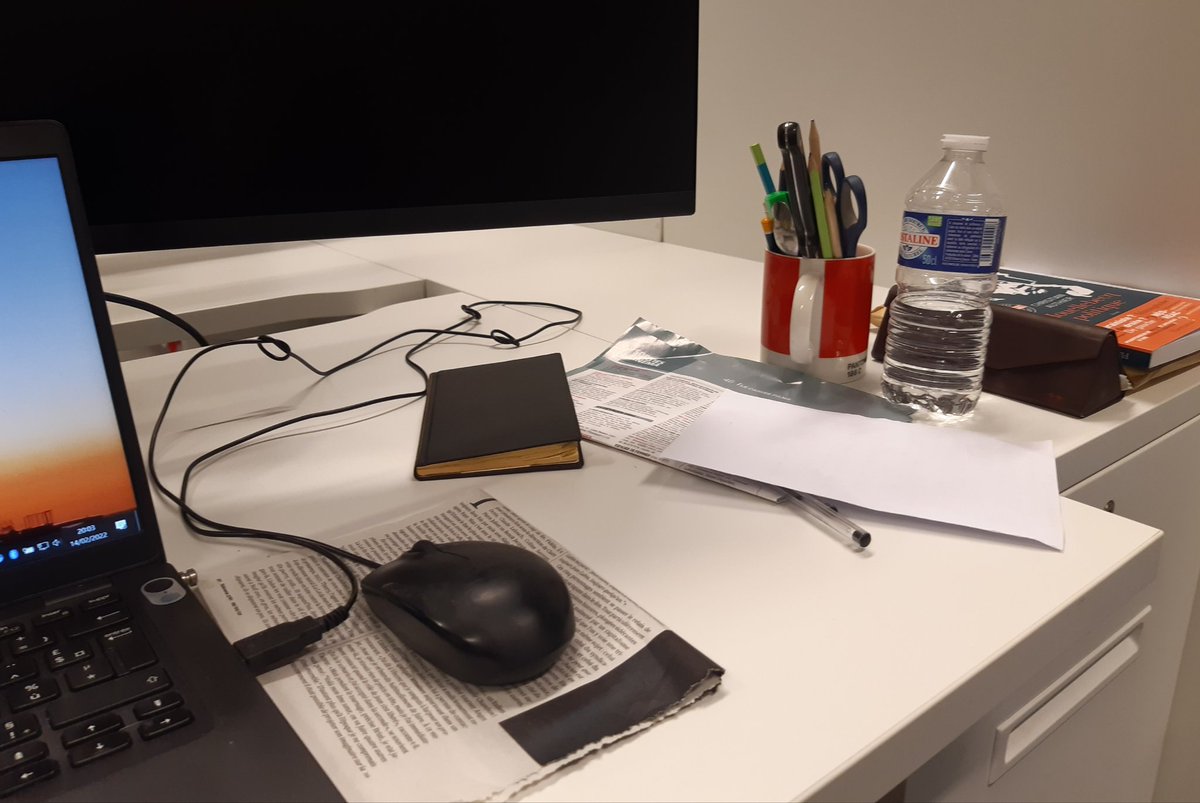 Premier jour de flex-office. C'est fini? Ah non, il faut débarrasser, faire place nette, nettoyer, ranger. Tout devra être blanc, lisse et propre quand tu partiras. Demain, peut-être un autre s'assoiera-t-il à ta place. Allez range tu perds ton temps au lieu de rentrer. Chez toi.