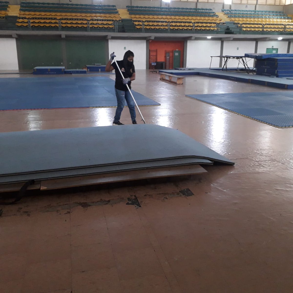 FUNDELA_LARA's tweet photo. #14F | Se continúan con las labores de limpieza y mantenimiento 𝐆𝐢𝐦𝐧𝐚𝐬𝐢𝐨 𝐝𝐞 𝐆𝐢𝐦𝐧𝐚𝐬𝐢𝐚 "𝐒𝐢𝐦𝐨́𝐧 𝐁𝐨𝐥𝐢́𝐯𝐚𝐫", gracias al apoyo de las asociaciones y clubes que hacen vida en la instalación.
@AdolfoP_Oficial 
@gobiernodelara 
.#SomosPuebloDeAmor https://t.co/Yy1YGNJ05S