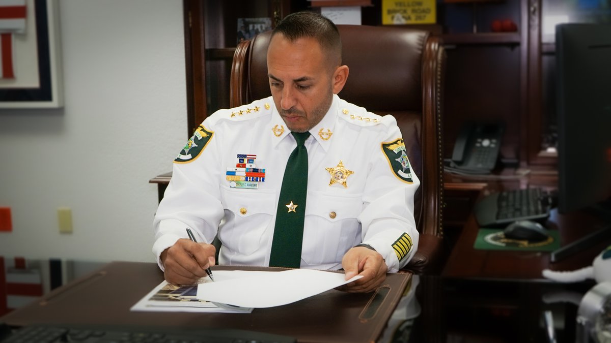 SheriffLeeFL's tweet photo. A message from Sheriff Carmine Marceno: 

https://t.co/RoZqtZzvLU

#MSDStrong https://t.co/I94JwJ3S81