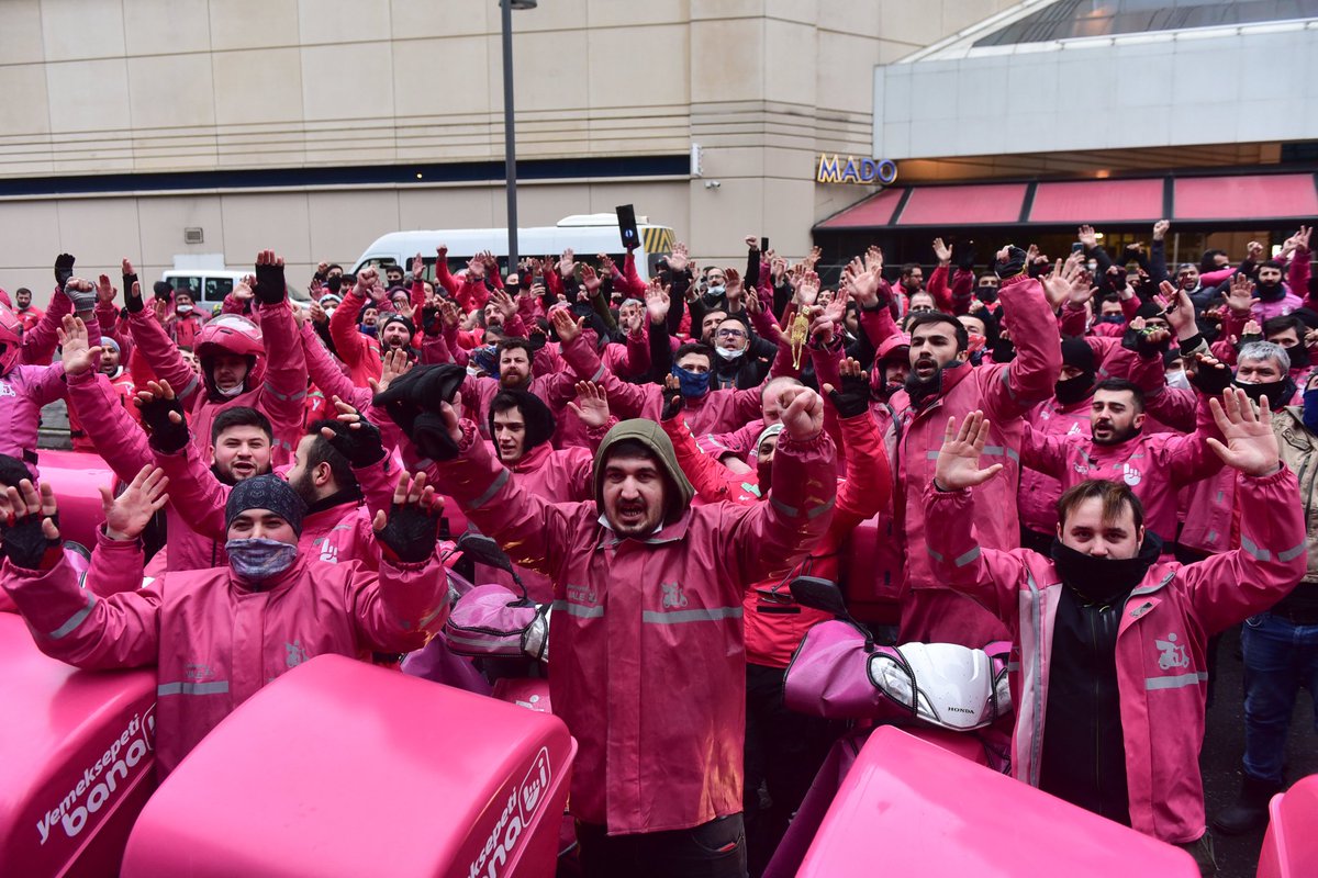 Her gün ölümle buruna çalıştırılan Yemeksepeti işçileri asgari ücret dayatmasına karşı kararlılıkla direniyor.

Yemeksepeti patronları kaybedecek
#YemekSepetiKuryelerKazanacak