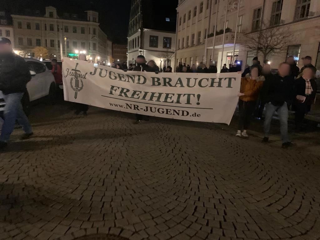 #Zwickau: Jugend braucht Freiheit!

Heute wurden wieder zahlreiche Flugblätter an interessierte junge Leute verteilt, sowie von unserer Nationalrevolutionären Jugend (NRJ) ein großes Transparent mit der Aufschrift "Jugend braucht Freiheit!" präsentiert.