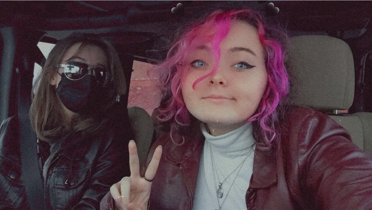 milliemoonn_'s tweet photo. happy v day from me and my main platonic bitch ❤️❤️❤️ https://t.co/wBpLttPQJA