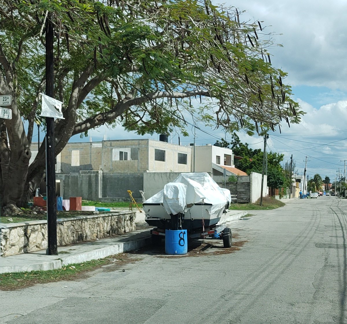 JaimeGmo's tweet photo. @sspyuc @RenanBarrera La vía pública no debería usarse como pensión náutica. Calle 36, Parque La Florida Los Pinos. https://t.co/PdboRGUbLq