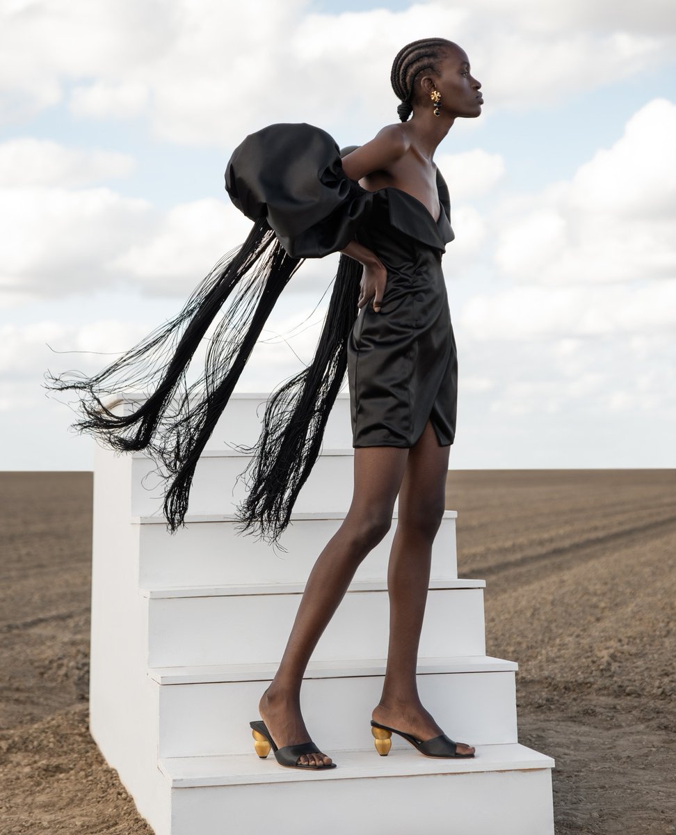 nyfw's tweet photo. Beauty in motion 🤍 @ndigostudio's collection features colorful fabrics transformed into structured pieces that are inspired by architect and design. https://t.co/LFdHgwrfeU