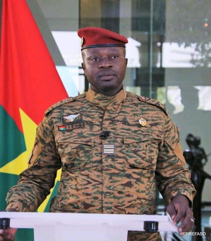 Dsiribie's tweet photo. #Burkina | Le Président du Faso, lcl Paul-Henri Damiba, s'est rendu ce lundi à Ouahigouya (Nord) et dans d’autres localités de la région. @radiosomega
#lwili #TL226 #Team226 #Terrorisme https://t.co/swX63HLqI4