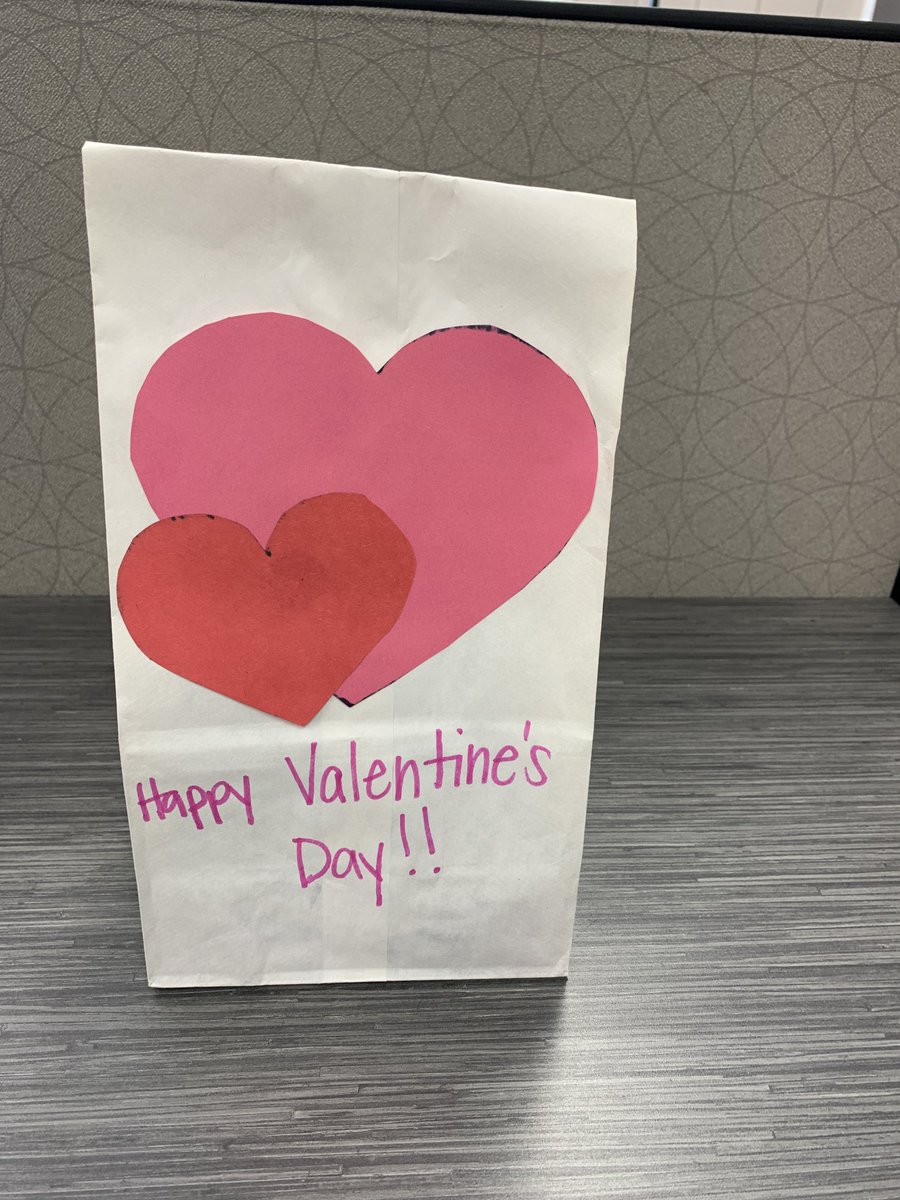 LoriLockharta's tweet photo. Our pre-K students are recognizing the main office staff with a valentine ❤️ https://t.co/xhV0Q5wdrd