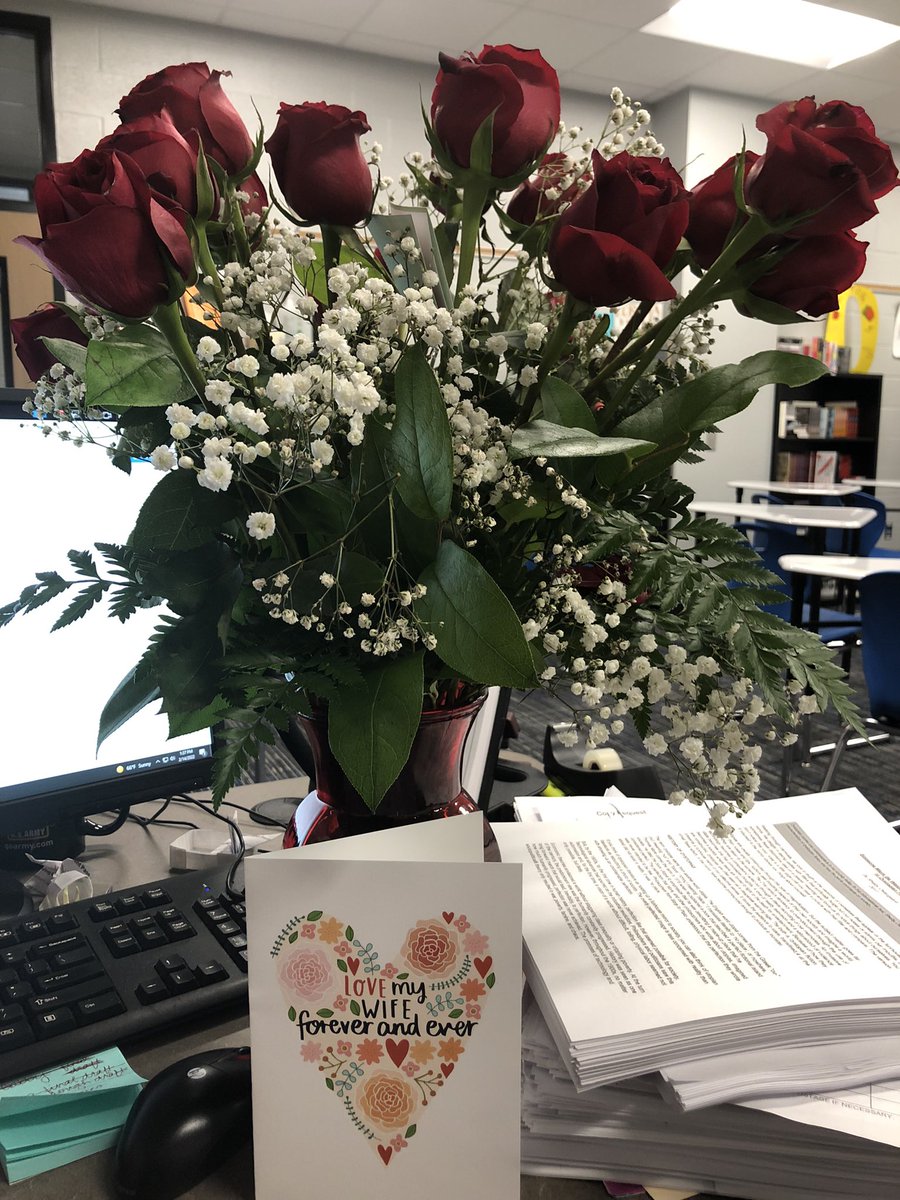 MrsGriffithELA's tweet photo. A work delivery from my Valentine ♥️ #14February #HappyValentines #imaluckylady https://t.co/G072f5h1Cs