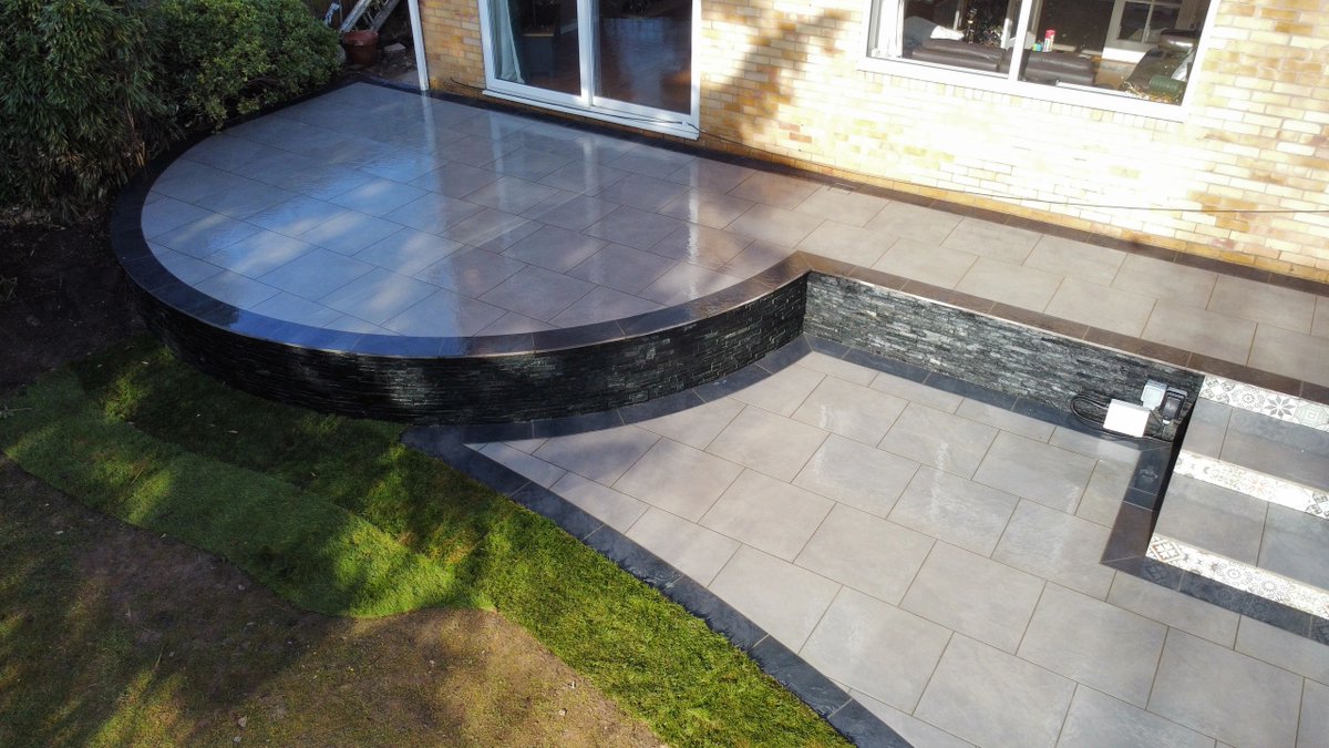 ProjectLandsca3's tweet image. Our latest Project finished last week in Ixworth for Mr &amp;amp; Mrs Barrow. We used @Marshallsreg Arrento Silver with a Black cut edge. Deco tiles for the steps and Nero Quartzite for the retaining wall. Looking forward to the party!

#porcelain #home #steps #gardendesign
