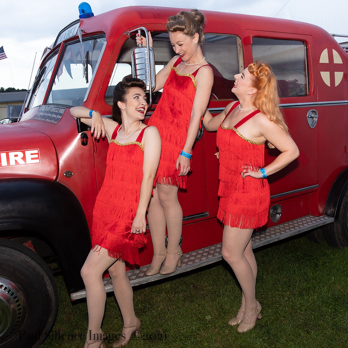 The look of love ❤️❤️❤️
Happy Valentine’s Day to one and all.
📸 @PaulSillence1 
.
.
#lookoflove #happyvalentinesday #smile #love #alwayslaughingtogether #galentines #ladiesinred #girlgang #vintagetrio #singers #dancers #entertainment #myfavthingsuk