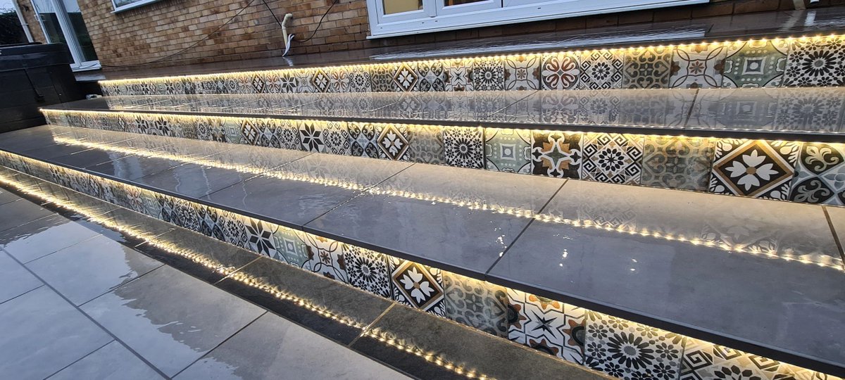 ProjectLandsca3's tweet image. Our latest Project finished last week in Ixworth for Mr &amp;amp; Mrs Barrow. We used @Marshallsreg Arrento Silver with a Black cut edge. Deco tiles for the steps and Nero Quartzite for the retaining wall. Looking forward to the party!

#porcelain #home #steps #gardendesign