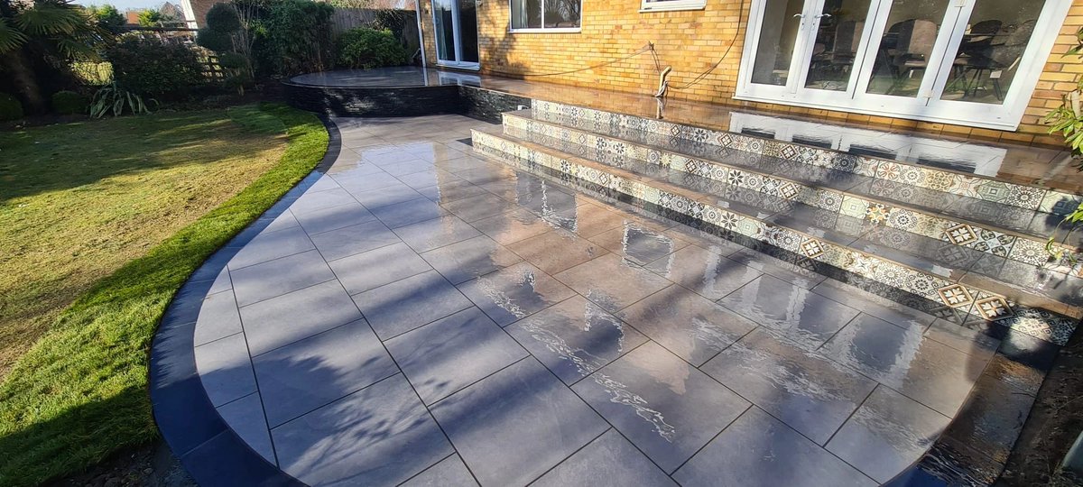 ProjectLandsca3's tweet image. Our latest Project finished last week in Ixworth for Mr &amp;amp; Mrs Barrow. We used @Marshallsreg Arrento Silver with a Black cut edge. Deco tiles for the steps and Nero Quartzite for the retaining wall. Looking forward to the party!

#porcelain #home #steps #gardendesign