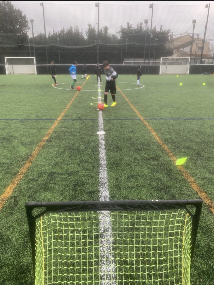 KaronSports's tweet photo. 🟩 Stage KaronSports février 2022, 2ème semaine jour 1 :
⚽️Ateliers motricités
⚽️ matchs
🍴 pause déjeuner
🟩 quizz
🎮 activité e-sport
🟥 fin de journée
#karonsports #multipsorts #stagesfootball #sport https://t.co/YaYL8OOuQv
