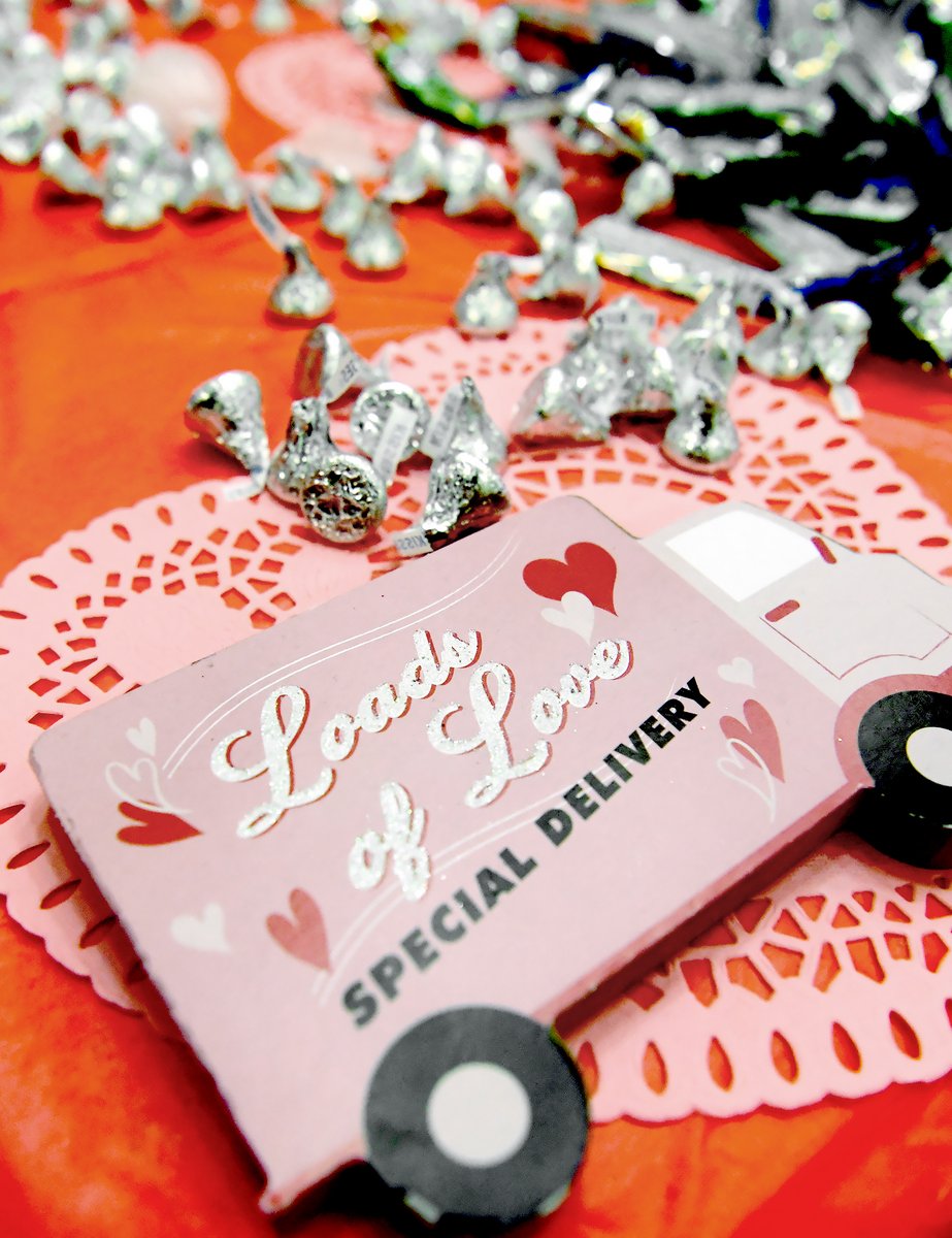 Who doesn't want some candy on Valentine's Day? Lincoln Charter students got a treat! bit.ly/3sIk1hQ @YorkDispatch <a href="/Lincoln_Lions/">Lincoln Charter Inc</a>