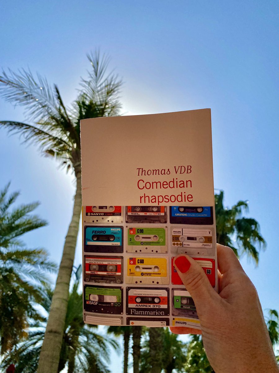 AnneCJoubert's tweet photo. @TheThomasVDB @YouTube On peut partir en vacances à Abu Dhabi et y lire cet excellent livre sur un transat (photo réellement prise à Abu Dhabi la semaine dernière)(j’ai évidemment beaucoup ri) https://t.co/mpESs1z2Uh