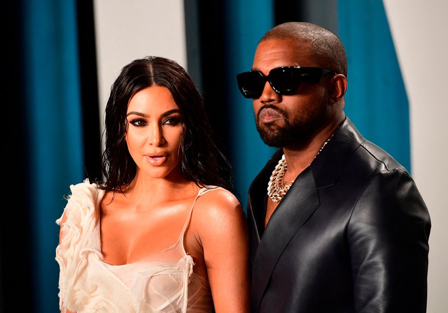 wrld_mag's tweet photo. Kanye West a envoyé un 4x4 rempli de roses à Kim Kardashian pour la Saint Valentin 🌹 https://t.co/ohoY98sYpB