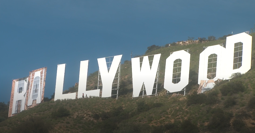 BleacherReport's tweet photo. LA is changing ‘Hollywood’ sign to read ‘Rams House’ to celebrate team’s Super Bowl win 🙌 @brgridiron https://t.co/lZMCOCbc5h