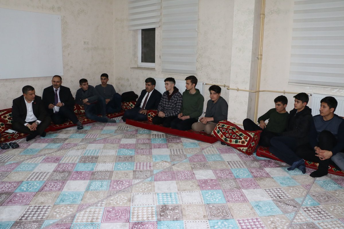 Gençlerle buluşma programlarımız devam ediyor.
Erciş Fen Lisesi Pansiyonu'nu ziyaret eden Kaymakamımız ve Erciş Bld. Bşk.V. Dr. <a href="/nmehmetbeyoglu/">Dr. Nuri MEHMETBEYOĞLU</a>, akşam yemeğini gençlerle birlikte yedi. Yemek sonrası çayla birlikte sohbeti koyulaştıran Kaymakamımız, gençlerin sorularını yanıtladı.