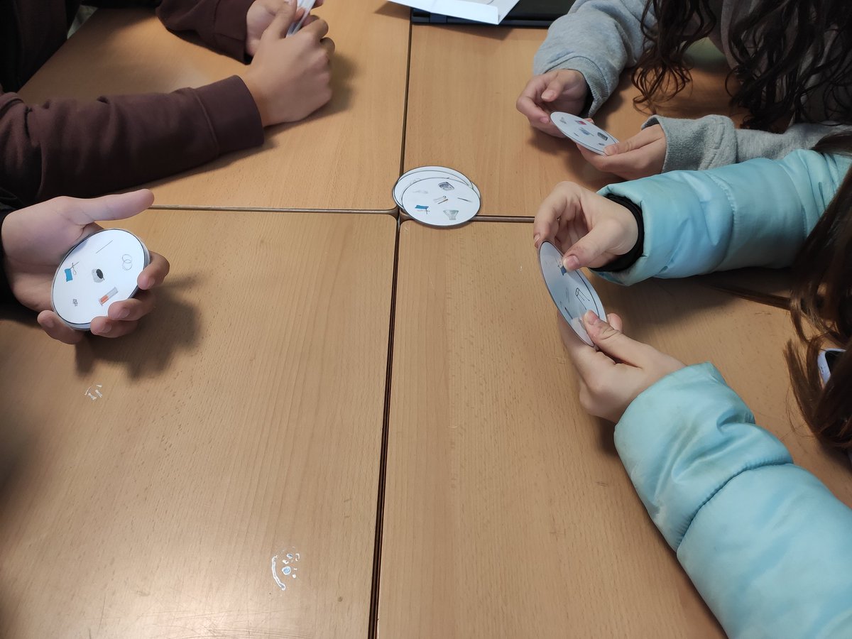 lauravg44's tweet photo. Repassant el material de laboratori amb una adpatació del "Dobble" #FiQ3rESO #gamificació @INS_Vilamajor https://t.co/4qvFzgcUgN