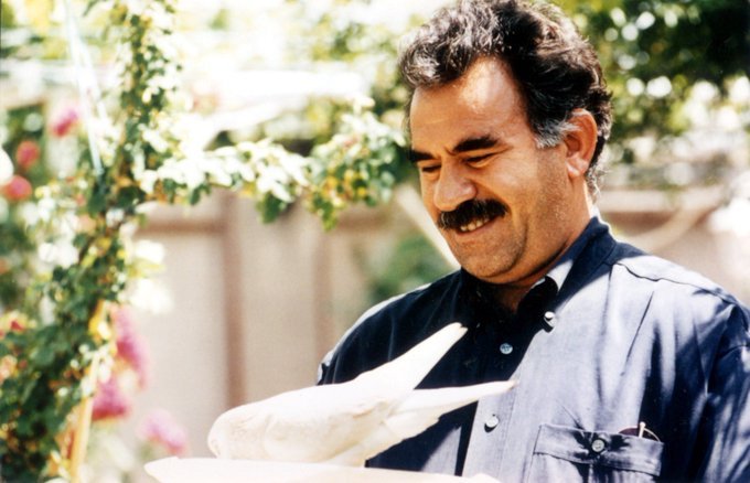 Der kurdische Repräsentant Abdullah Öcalan sitzt seit 1999 in türkischer Isolationshaft. Durch seine Philosophie und Widerstand konnte sich das kurdische Volk von seiner Ohnmacht befreien und sich selbst organisieren. Rojava blüht heute durch seine Ideen auf.

#FreeOcalanNow