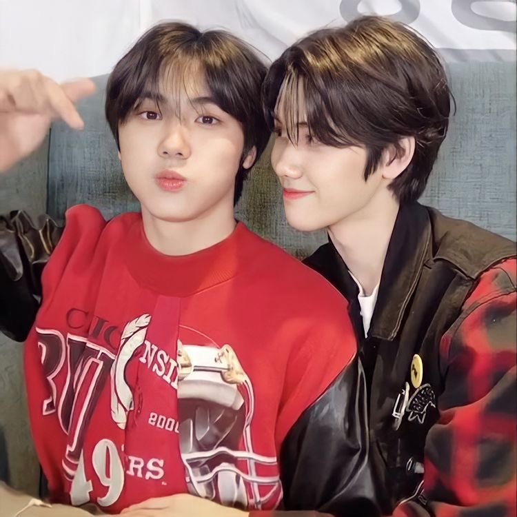minheedaily's tweet photo. Get yourself someone that looks at you the way minhee looks at his members… https://t.co/kCNYp9SOaN