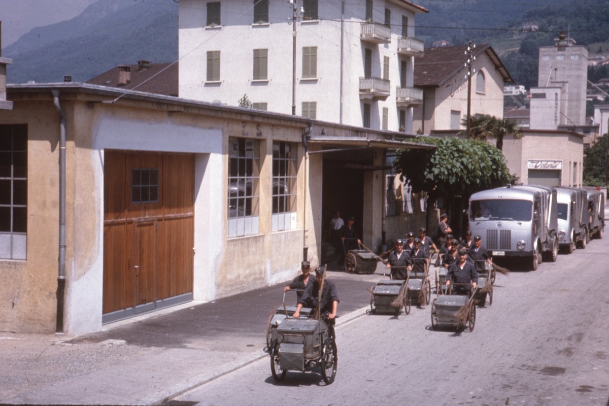 KnijRob's tweet photo. Lugano, la mattina si partiva per tenere la città pulita
1970

Una bella foto di persone che nell'ombra hanno fanno tanto per il nostro benessere. Foto dalla collezione DIA di Marco Carattini. https://t.co/2ZfxUaekcM