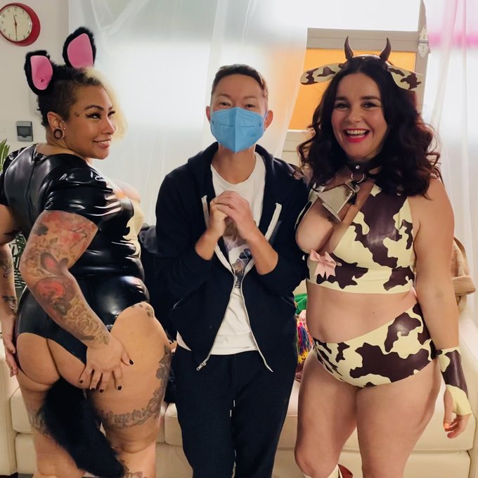 How CUTE are @vonbettie and @MaxineHolloway!? What sweet and sexy day to shoot the most frickin adorable<a class="tags" href="/tag/maxineholloway">@maxineholloway</a><a href="/tag/bestjobever"class="tags"><span>#bestjobever</span></a>