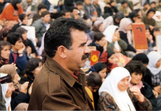 Durch seine Theorien einer ökologischen, demokratischen und feministischen Gesellschaft schöpft die kurdische Frauenbewegung und die Welt Hoffnung und Kraft. 

"Das 21. Jahrhundert wird das Jahrhundert der Befreiung der Frau sein."
Abdullah Öcalan

#FreeOcalanNow