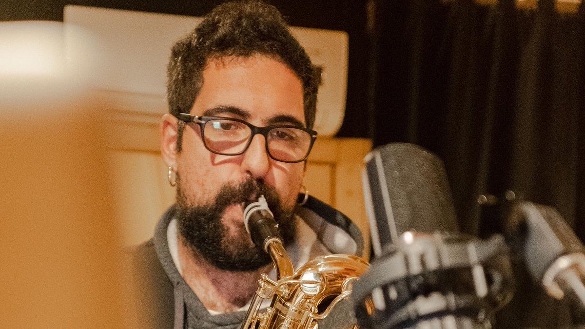 Auxili_Band's tweet photo. Guitars & Brass ⏺☑️
Açò ja es balla...🔜
Un plaer poder sumar estos dos musicazos, una vegada més, a la nostra secció de vents. Gràcies Toni Fort de @ZooPosse i Manu Pardo de @Funkiwis per pujar al vaixell i bufar de valent!👊🏻
📷: @marmacasti
#VenimDeNou
#REC #Setmana2 🔥 https://t.co/ZYx1BoOgne