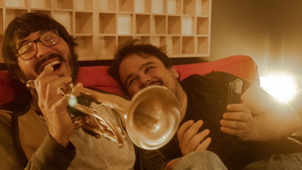 Auxili_Band's tweet photo. Guitars & Brass ⏺☑️
Açò ja es balla...🔜
Un plaer poder sumar estos dos musicazos, una vegada més, a la nostra secció de vents. Gràcies Toni Fort de @ZooPosse i Manu Pardo de @Funkiwis per pujar al vaixell i bufar de valent!👊🏻
📷: @marmacasti
#VenimDeNou
#REC #Setmana2 🔥 https://t.co/ZYx1BoOgne