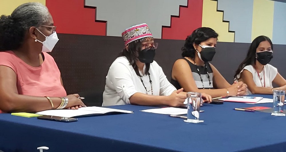MinCulturaPe's tweet photo. “Saludo la voluntad política del @CEPLAN2050 para avanzar en la promulgación de la Política Nacional del Pueblo Afroperuano #PNPA”, sostuvo la viceministra de Interculturalidad @RocildaNunta en reunión con @MineduPeru y dicha entidad. (1/4) https://t.co/Iu7dvKSJGU