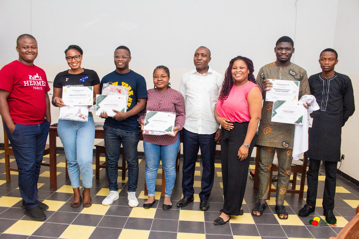 tonakpa_ulrich's tweet photo. Nous avons reçu une distinction ce weekend.
L' @ab_benin nous a décerné le prix du Meilleur Volontaire pour les services rendues à la communauté. 
🥳🥳

C'était au côté de @CononMariamar @foumi_ @RbeccaADJINAKO1 

#Richul https://t.co/6GflRAw9qx